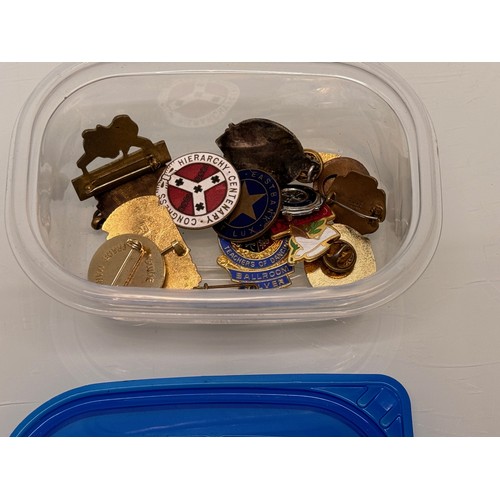 174 - Enamel pin badges and medals, small collection in a plastic tub.

This lot is available for in-house... 