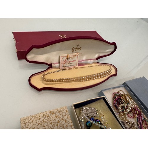 181 - Collection of costume jewellery necklaces, boxed.

This lot is available for in-house shipping