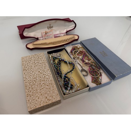 181 - Collection of costume jewellery necklaces, boxed.

This lot is available for in-house shipping