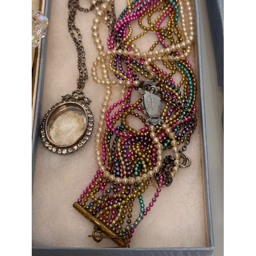 181 - Collection of costume jewellery necklaces, boxed.

This lot is available for in-house shipping