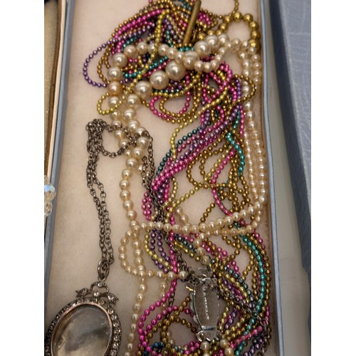 181 - Collection of costume jewellery necklaces, boxed.

This lot is available for in-house shipping