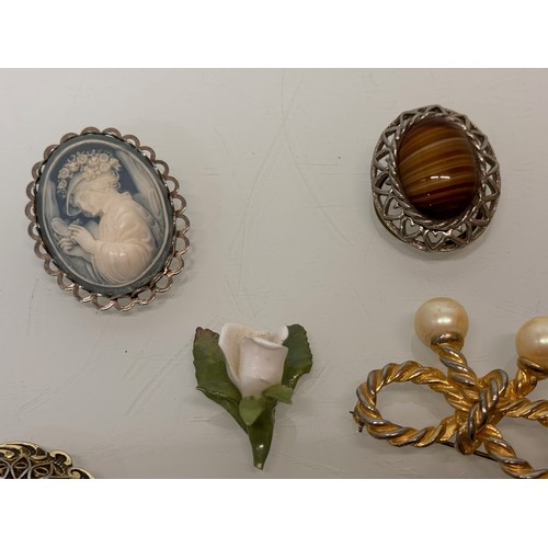 183 - A collection of costume jewellery, cameo broach etc.

This lot is available for in-house shipping