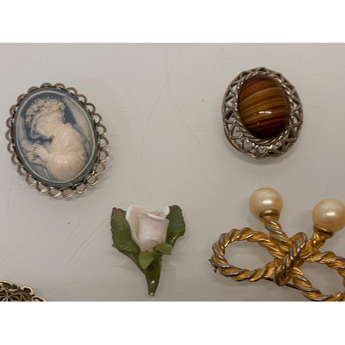 183 - A collection of costume jewellery, cameo broach etc.

This lot is available for in-house shipping