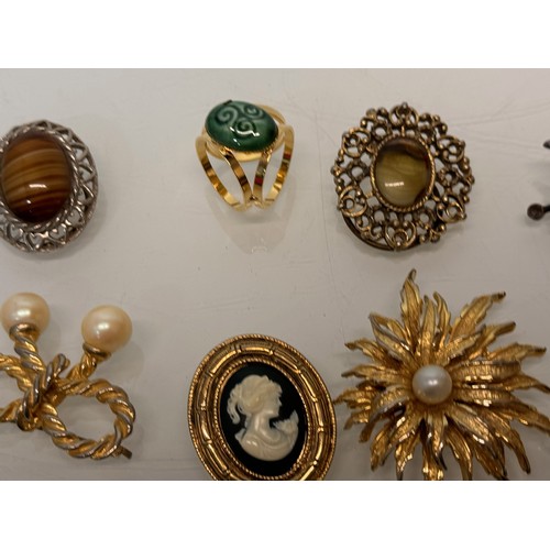 183 - A collection of costume jewellery, cameo broach etc.

This lot is available for in-house shipping