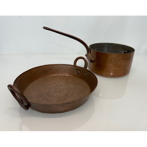 326 - Kitchenalia, two copper saucepans, 26 cm and 21 cm in diameter.

This lot is available for in-house ... 