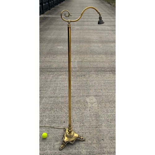 365 - A Victorian era brass standard, nicely cast stand with paw feet. 170 cm tall.

This lot is collectio... 