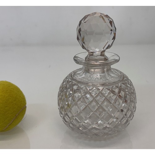 48 - Glass sent bottle, hand cut crystal decanter. 10 cm diameter 15 cm high.

This lot is available for ... 