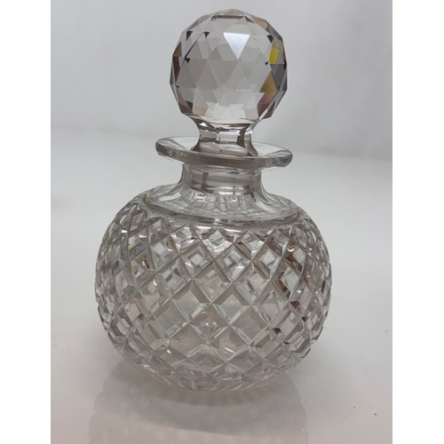 48 - Glass sent bottle, hand cut crystal decanter. 10 cm diameter 15 cm high.

This lot is available for ... 