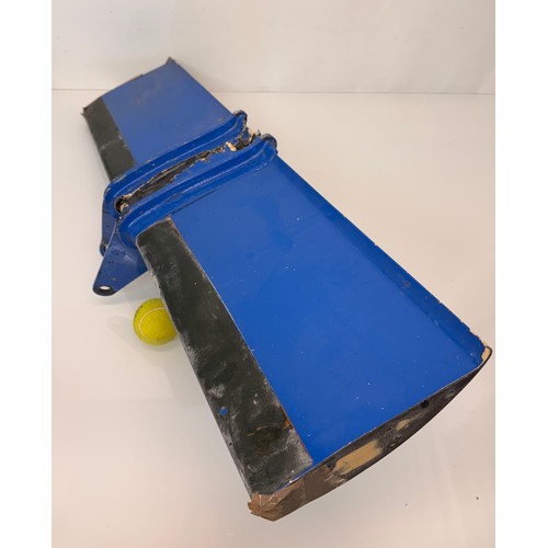 72 - Automobilia, vintage Formula 1 motor racing car rear wing section, 88 cm wide.

This lot is availabl... 