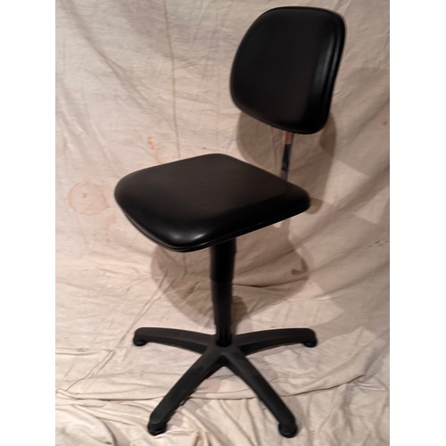 161 - Adjustable workshop / office stool.

This lot is collection only