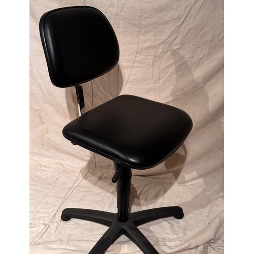 161 - Adjustable workshop / office stool.

This lot is collection only