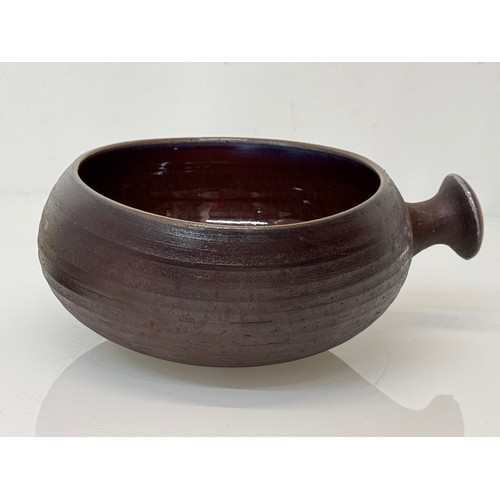 9 - Finish studio pottery, Henrik Ditlev bowl 22 cm wide and a tray 10 cm wide.

This lot is available f... 