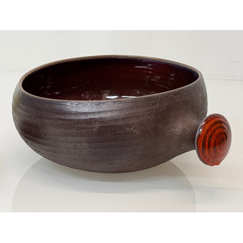 165 - Finish studio pottery, Henrik Ditlev bowl 22 cm wide and a tray 10 cm wide.

This lot is available f... 