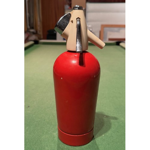 337 - Vintage soda syphon in candy red and cream. 28 cm tall.

This lot is available for in-house shipping