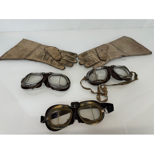 101 - Militaria, RAF, WWII, three pairs of military flying goggles and a pair of leather gauntlets.

This ... 