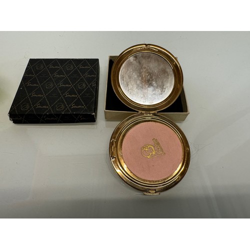 415 - A Stratton ladies compact, boxed.

This lot is available for in-house shipping