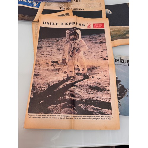 1 - Collection of ephemera, press specials etc related to the Apollo 11 mission to the moon in 1969.

Th... 