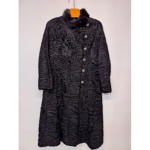 47 - Vintage fashion, a lady’s lambs wool coat marked for a Swiss Furrier.

This lot is available for in-... 