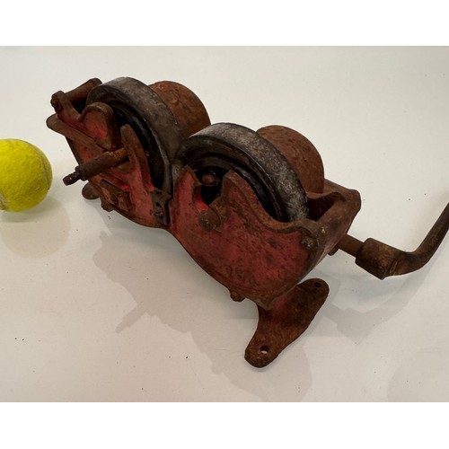 43 - Unusual cast iron mystery item, geared handle rotates wheels within cast iron body.

This lot is ava... 