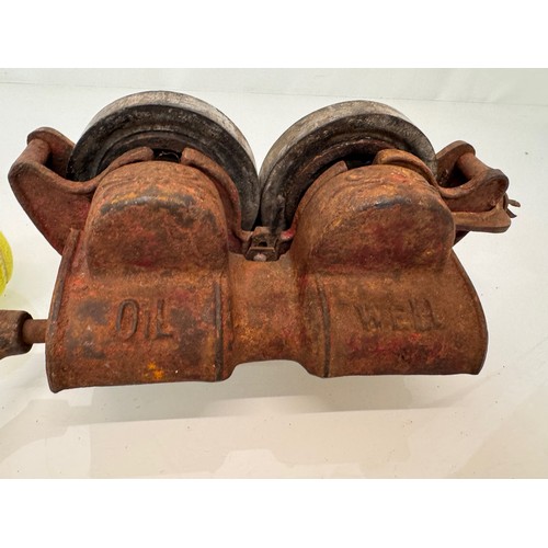 43 - Unusual cast iron mystery item, geared handle rotates wheels within cast iron body.

This lot is ava... 