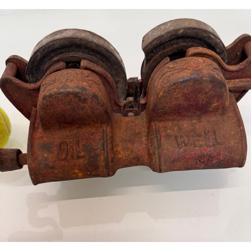 43 - Unusual cast iron mystery item, geared handle rotates wheels within cast iron body.

This lot is ava... 