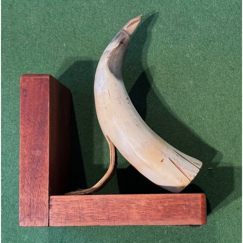 54 - Folk art book ends carved horn in the form of birds, each 18 cm tall.

This lot is available for in-... 