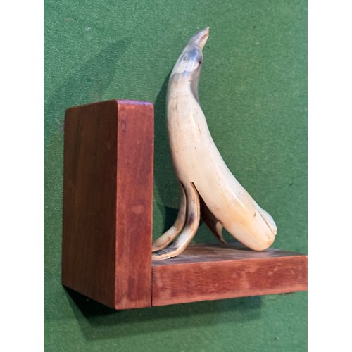 54 - Folk art book ends carved horn in the form of birds, each 18 cm tall.

This lot is available for in-... 