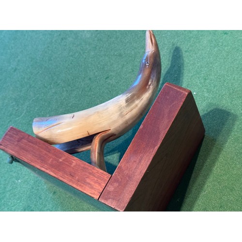 54 - Folk art book ends carved horn in the form of birds, each 18 cm tall.

This lot is available for in-... 