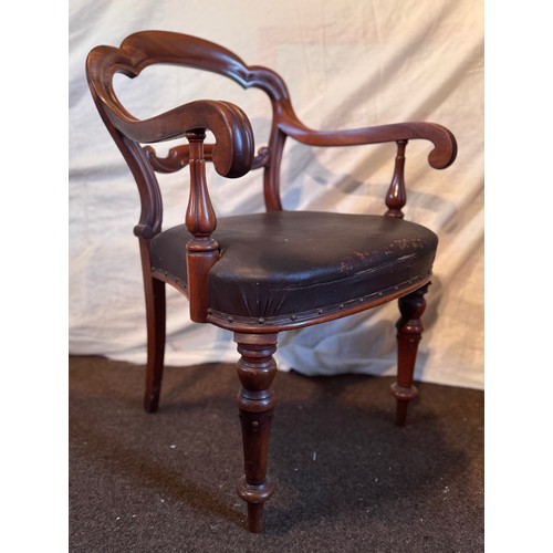 58 - Furniture, set of Victorian balloon back dining chairs with upholstered seats, 5 side chairs and a s... 