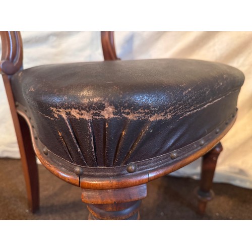 58 - Furniture, set of Victorian balloon back dining chairs with upholstered seats, 5 side chairs and a s... 