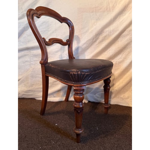 58 - Furniture, set of Victorian balloon back dining chairs with upholstered seats, 5 side chairs and a s... 