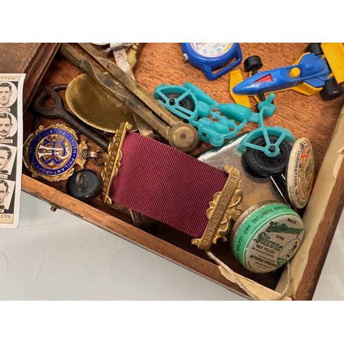 77 - Mixed lot, a Vintage cigar box containing militaria, badges sporting items and a medal etc.

This lo... 