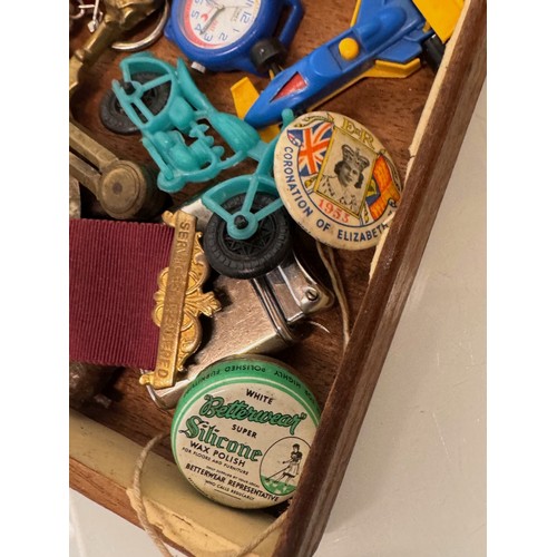 77 - Mixed lot, a Vintage cigar box containing militaria, badges sporting items and a medal etc.

This lo... 