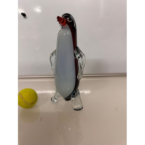 220 - Glass figure of a penguin 

This lot is available for in-house shipping.