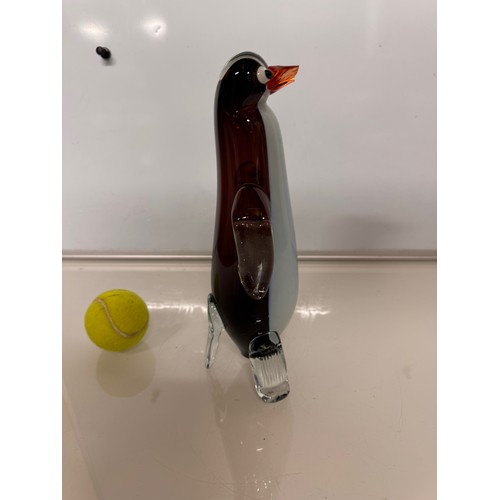 220 - Glass figure of a penguin 

This lot is available for in-house shipping.