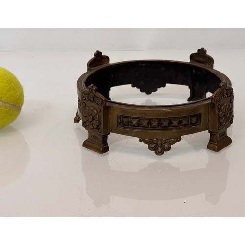 227 - Cast brass circular stand, 16 cm in diameter.

This lot is available for in-house shipping.