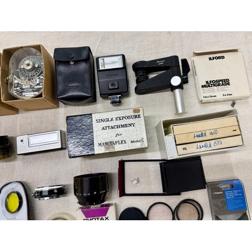 263 - A selection of Camera equipment. 

This lot is available for in-house shipping.