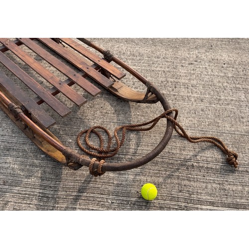 34 - Polar exploration, Winter Sports a large early C20th century Nansen Sledge with hide bindings 220 cm... 