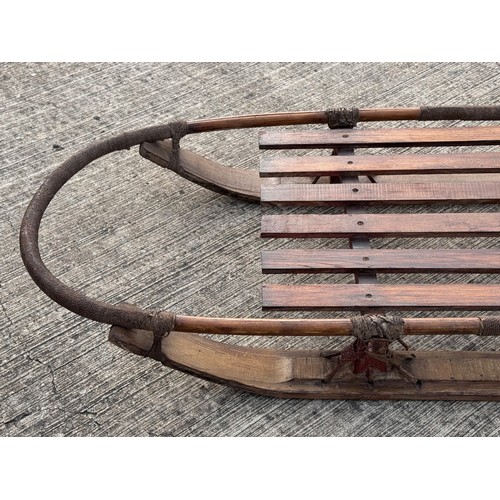 34 - Polar exploration, Winter Sports a large early C20th century Nansen Sledge with hide bindings 220 cm... 