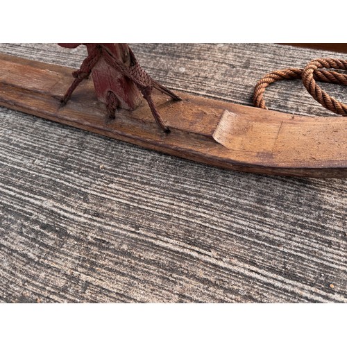 34 - Polar exploration, Winter Sports a large early C20th century Nansen Sledge with hide bindings 220 cm... 