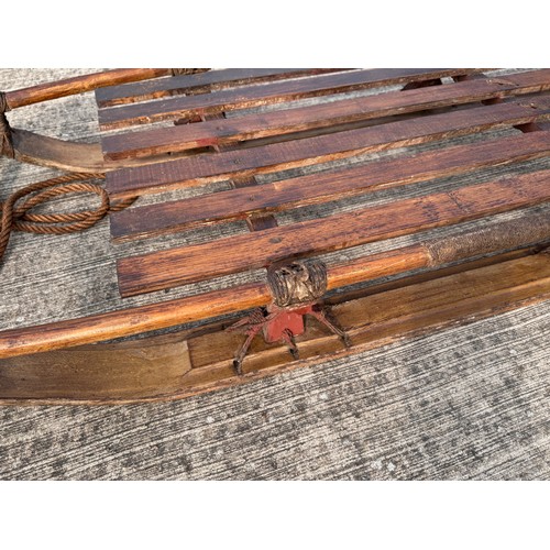 34 - Polar exploration, Winter Sports a large early C20th century Nansen Sledge with hide bindings 220 cm... 