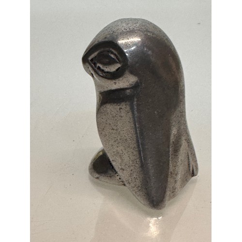 59 - inuit Art, a cast sculpture of an owl marked Hoselton Canada, 8 cm high.

This lot is available for ... 