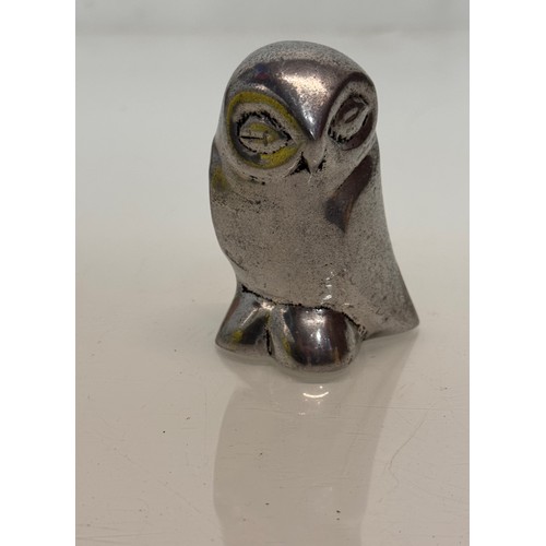 59 - inuit Art, a cast sculpture of an owl marked Hoselton Canada, 8 cm high.

This lot is available for ... 