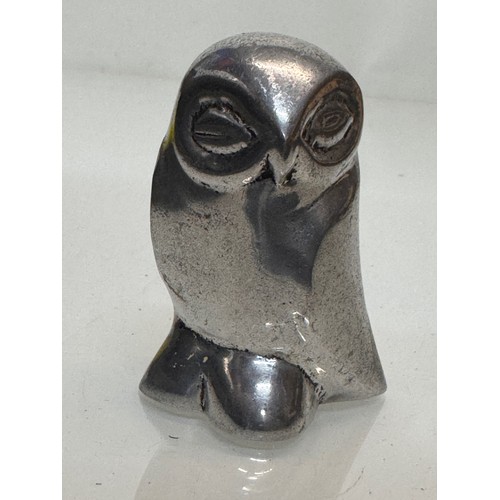 59 - inuit Art, a cast sculpture of an owl marked Hoselton Canada, 8 cm high.

This lot is available for ... 
