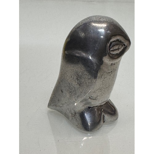 59 - inuit Art, a cast sculpture of an owl marked Hoselton Canada, 8 cm high.

This lot is available for ... 