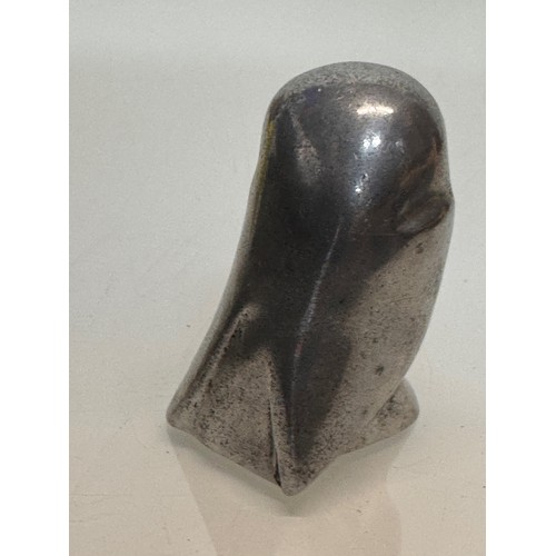 59 - inuit Art, a cast sculpture of an owl marked Hoselton Canada, 8 cm high.

This lot is available for ... 