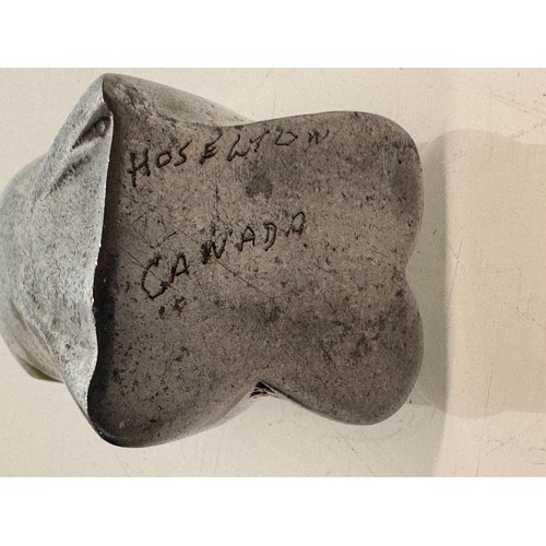 59 - inuit Art, a cast sculpture of an owl marked Hoselton Canada, 8 cm high.

This lot is available for ... 