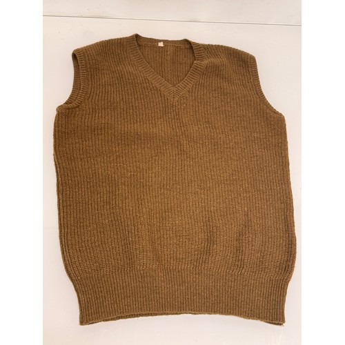 249 - Militaria, military clothing a US Army issue woolen tank top.

This lot is available for in-house sh... 