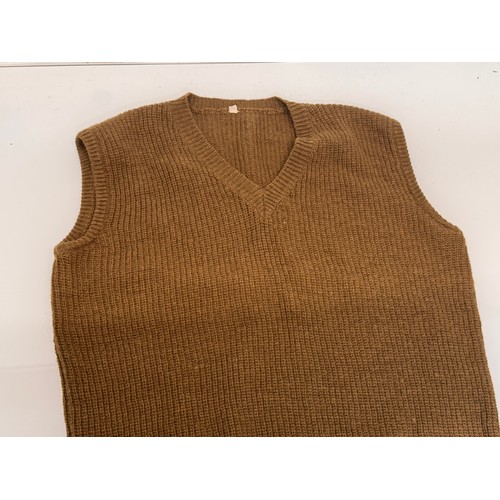 249 - Militaria, military clothing a US Army issue woolen tank top.

This lot is available for in-house sh... 