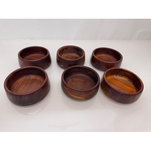 87 - Mid century kitchenalia, Six wooden salad bowls 14 cm in diameter, 6 cm tall.

This lot is available... 
